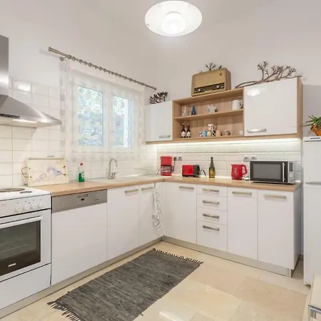 فيلة Katerina Katávolos